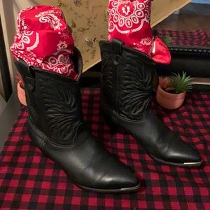 Women’s black classic cowboy boot.size 8